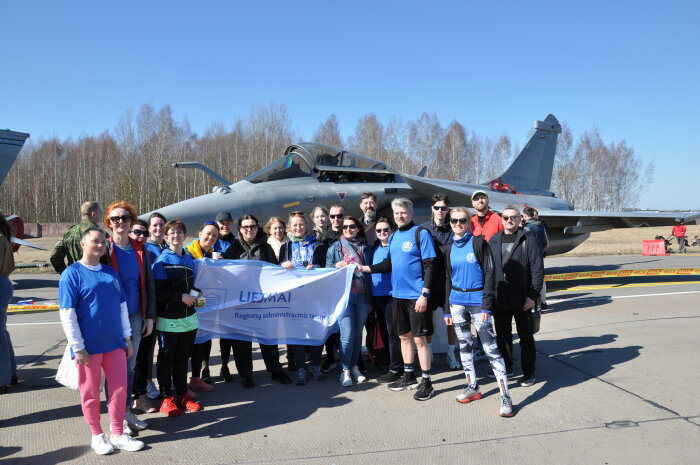 Regionų administracinio teismo darbuotojai „Runway Run“ bėgime lenktyniavo su naikintuvu 