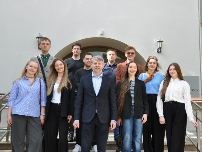Teismo pirmininkas prie kavos puodelio šnekučiavosi su Vilniaus universiteto Teisės fakulteto studentais