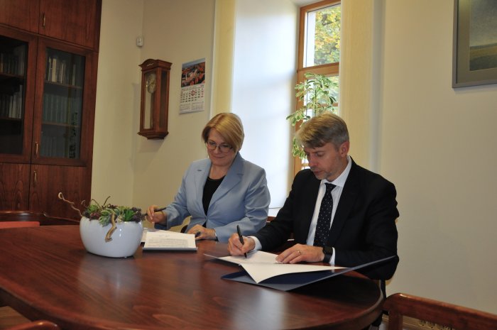 Regionų administracinis teismas pasirašė bendradarbiavimo sutartį su SMK Aukštąja mokykla 