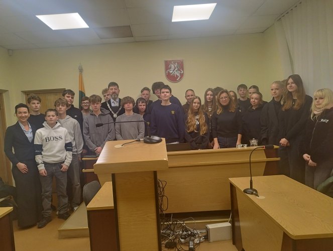 Regionų administracinio teismo Šiaulių rūmuose lankėsi Šiaulių universitetinės gimnazijos pirmokai 