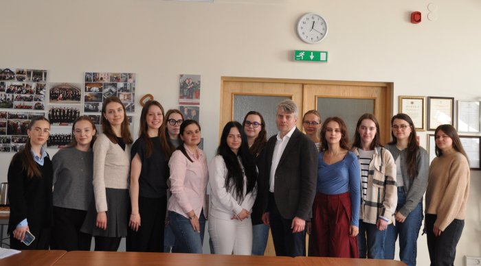 Teismo pirmininkas prie kavos puodelio šnekučiavosi su Vilniaus universiteto Teisės fakulteto studentais
